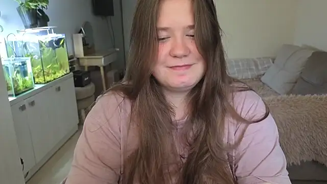 Snapshot of remirann_ chatting on October 6, 2025, 11:33 am remirann  online show from October 6, 2025, 11:33 am