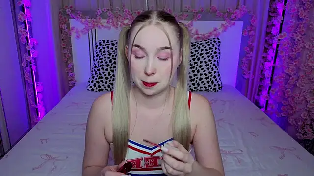 Snapshot of LilyStarlight chatting on July 19, 2026, 4:21 am LilyStarlight online show from July 19, 2026, 4:21 am