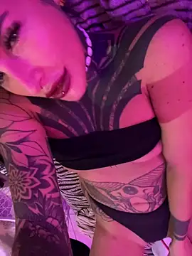 Snapshot of InkedBiitch chatting on October 19, 2025, 6:05 am InkedBiitch online show from October 19, 2025, 6:05 am