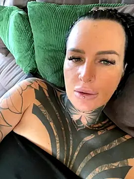 Snapshot of InkedBiitch chatting on October 1, 2025, 8:52 am InkedBiitch online show from October 1, 2025, 8:52 am