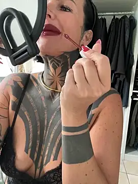 Snapshot of InkedBiitch chatting on September 22, 2025, 4:13 pm InkedBiitch online show from September 22, 2025, 4:13 pm