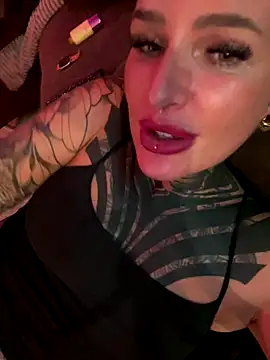 Snapshot of InkedBiitch chatting on October 14, 2025, 7:36 pm InkedBiitch online show from October 14, 2025, 7:36 pm