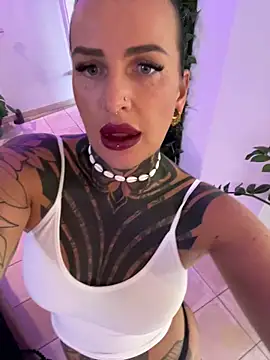 Snapshot of InkedBiitch chatting on September 17, 2025, 3:14 pm InkedBiitch online show from September 17, 2025, 3:14 pm