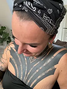 Snapshot of InkedBiitch chatting on November 4, 2025, 8:40 am InkedBiitch online show from November 4, 2025, 8:40 am