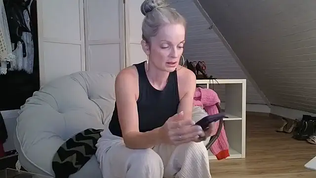 Snapshot of Sabdeluxe chatting on October 6, 2025, 2:51 pm Sabdeluxe online show from October 6, 2025, 2:51 pm