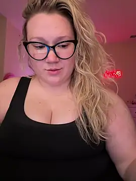 Snapshot of PiggyRose chatting on March 19, 2025, 12:26 am PiggyRose online show from March 19, 2025, 12:26 am
