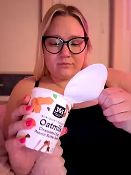 PiggyRose online show from November 1, 2025, 1:23 am