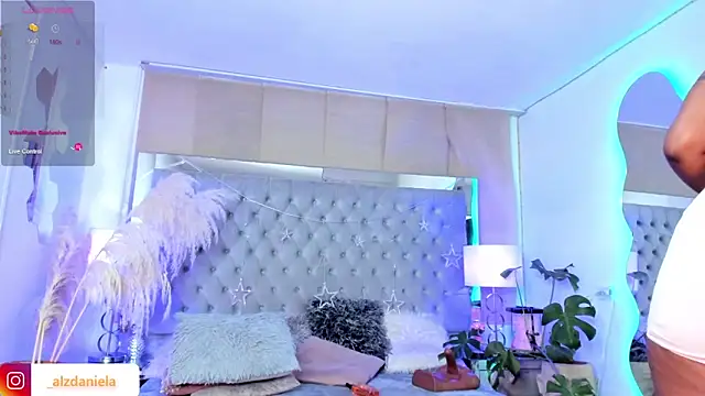 Kaitlyn Brwon online show from October 4, 2025, 3:19 am