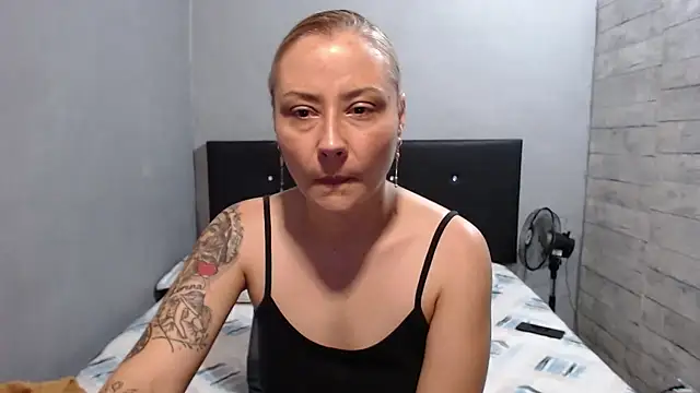 Snapshot of cataanderson_ chatting on June 10, 2026, 7:37 pm cataanderson online show from June 10, 2026, 7:37 pm