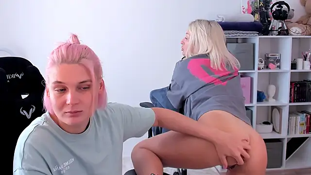 hotblonds online show from September 28, 2025, 10:33 am