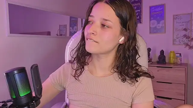 Amaia Daniells online show from October 13, 2025, 4:03 am