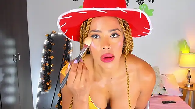 Snapshot of SarahCinnamon- chatting on October 29, 2025, 7:35 pm SarahCinnamon- online show from October 29, 2025, 7:35 pm