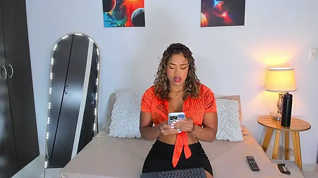 Snapshot of SarahCinnamon- chatting on October 7, 2025, 7:59 pm SarahCinnamon- online show from October 7, 2025, 7:59 pm