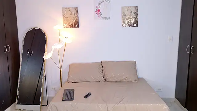 SarahCinnamon- online show from April 16, 2026, 9:39 pm