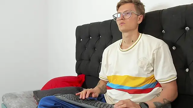 Snapshot of A_sexy_couple__ chatting on October 5, 2025, 9:16 pm A sexy couple   online show from October 5, 2025, 9:16 pm