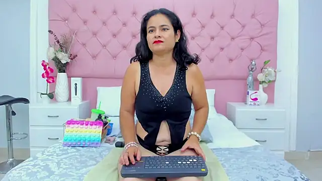 SaraBernarrd online show from September 12, 2025, 1:50 am