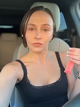 lunagirl13 online show from February 5, 2026, 11:00 pm