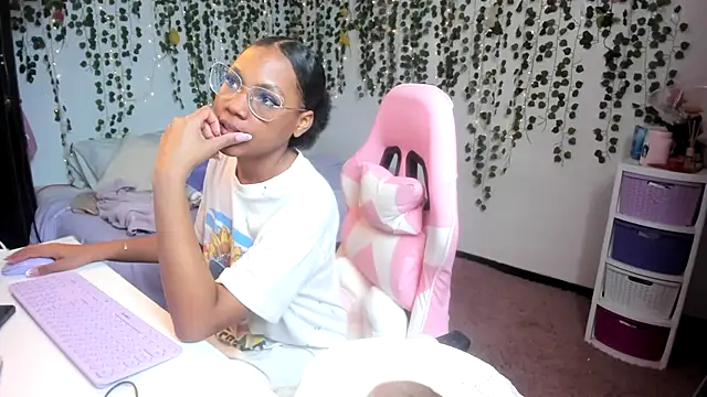 Snapshot of violeta_milleer chatting on September 19, 2025, 3:05 pm violeta milleer online show from September 19, 2025, 3:05 pm