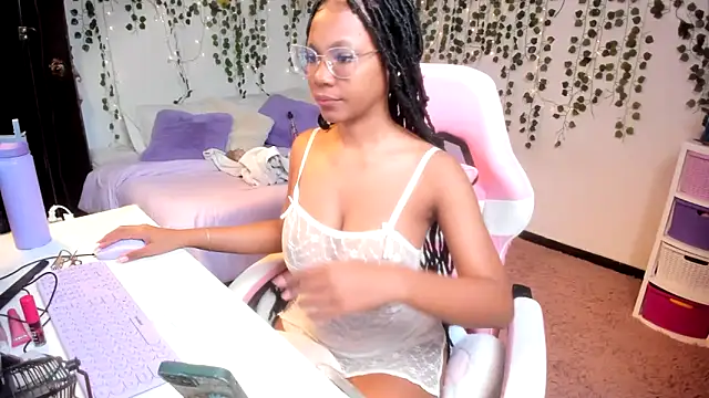 Snapshot of violeta_milleer chatting on October 20, 2025, 3:45 pm violeta milleer online show from October 20, 2025, 3:45 pm