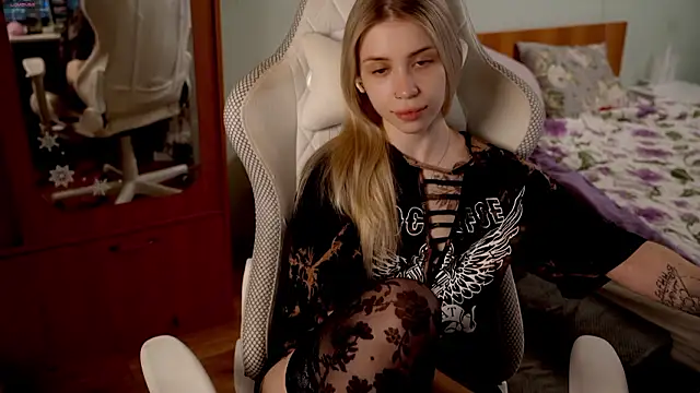 ho1yho1e online show from March 18, 2026, 7:26 pm