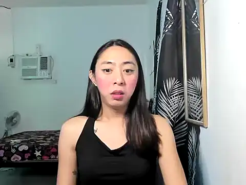 Snapshot of ErikaJayne4u chatting on January 14, 2026, 5:11 am ErikaJayne4u online show from January 14, 2026, 5:11 am