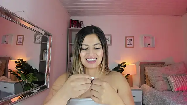 Snapshot of little_antonela chatting on February 6, 2025, 2:15 pm little antonela online show from February 6, 2025, 2:15 pm