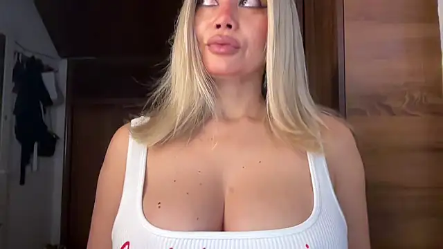 Snapshot of paulina_sexy chatting on October 12, 2025, 8:10 pm paulina sexy online show from October 12, 2025, 8:10 pm