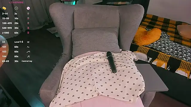 Snapshot of Alice_CutePerv chatting on October 11, 2025, 12:44 am Alice CutePerv online show from October 11, 2025, 12:44 am