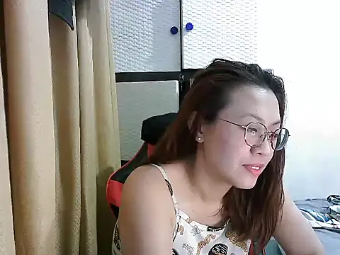 Snapshot of crizzybel chatting on October 6, 2025, 5:02 pm crizzybel online show from October 6, 2025, 5:02 pm