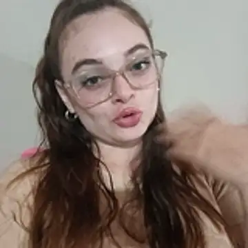 Snapshot of Emmacut chatting on February 3, 2026, 11:21 pm Emmacut online show from February 3, 2026, 11:21 pm