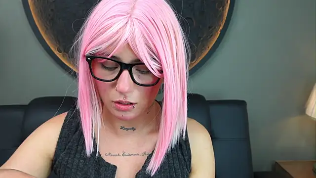 Snapshot of miss_sharlotte18 chatting on October 15, 2025, 6:05 pm miss sharlotte18 online show from October 15, 2025, 6:05 pm