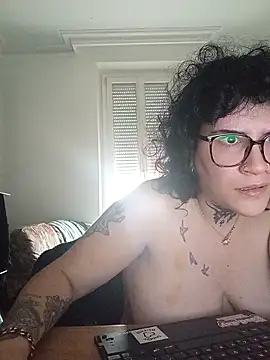 Snapshot of callmelouve chatting on October 9, 2025, 12:17 pm callmelouve online show from October 9, 2025, 12:17 pm