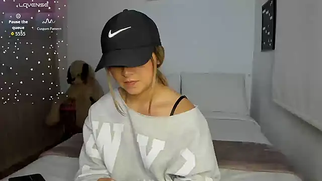 Snapshot of sophi_mooreno chatting on October 28, 2025, 11:36 pm sophi mooreno online show from October 28, 2025, 11:36 pm