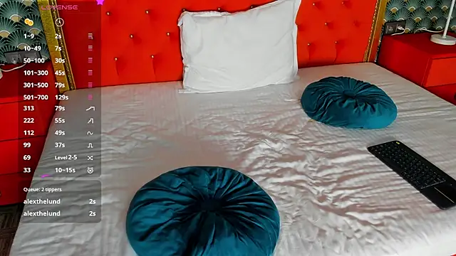 Snapshot of VallerieJones chatting on October 6, 2025, 10:32 pm VallerieJones online show from October 6, 2025, 10:32 pm