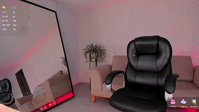 Snapshot of MaryLewis_ chatting on December 17, 2025, 12:10 pm MaryLewis online show from December 17, 2025, 12:10 pm