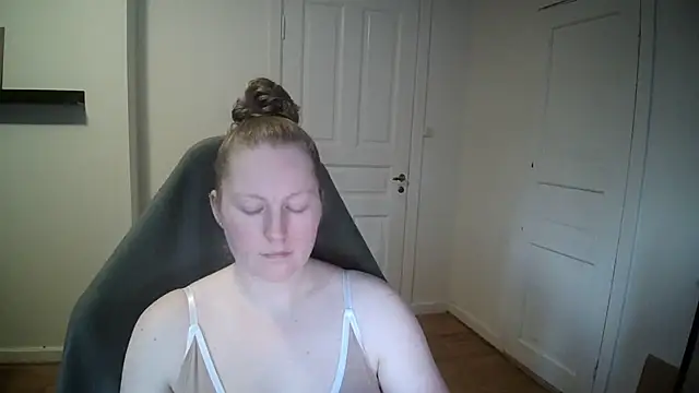 Girlnina-1995 online show from February 5, 2025, 1:44 pm