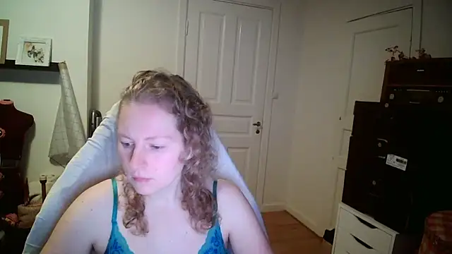 Snapshot of Girlnina-1995 chatting on December 16, 2025, 10:30 am Girlnina-1995 online show from December 16, 2025, 10:30 am