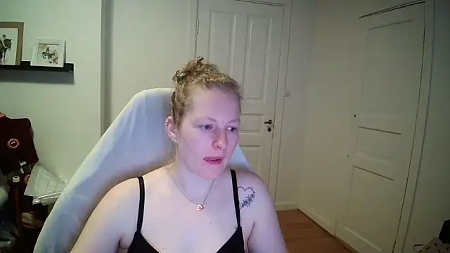 Girlnina-1995 online show from March 20, 2026, 6:36 am