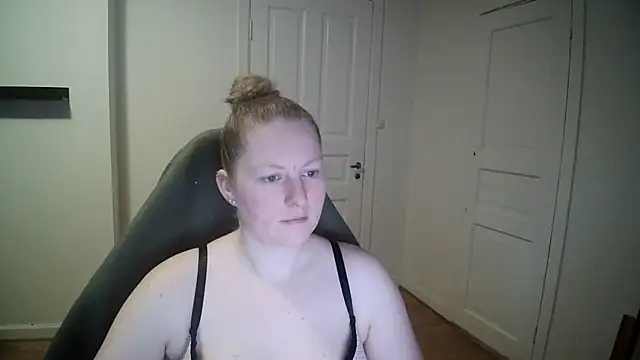 Girlnina-1995 online show from January 23, 2025, 10:32 am