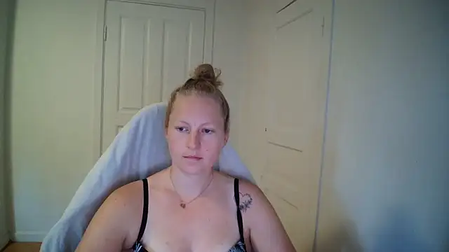 Girlnina-1995 online show from August 9, 2026, 2:45 pm