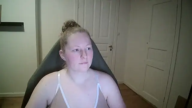 Girlnina-1995 online show from February 5, 2025, 5:09 pm