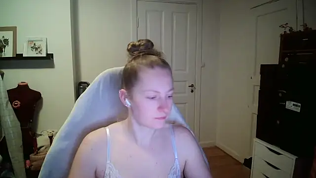 Snapshot of Girlnina-1995 chatting on December 18, 2025, 10:08 am Girlnina-1995 online show from December 18, 2025, 10:08 am