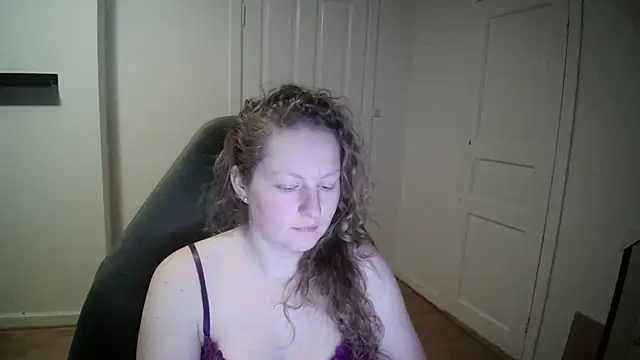 Girlnina-1995 online show from February 20, 2025, 7:52 pm