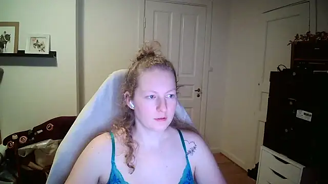 Girlnina-1995 online show from February 2, 2026, 9:25 pm