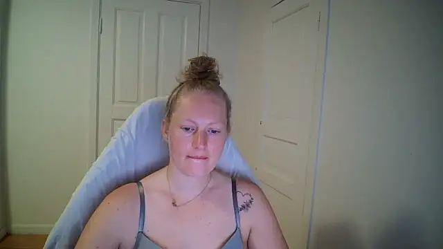 Girlnina-1995 online show from July 14, 2026, 6:07 am