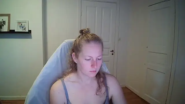 Girlnina-1995 online show from September 30, 2025, 9:04 am