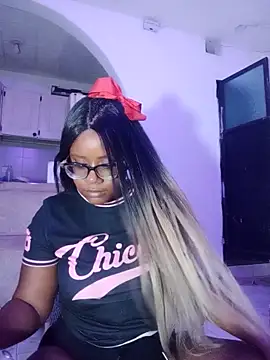 EmilyyRosee  online show from April 16, 2026, 11:18 pm