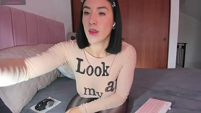 whitneyhot online show from November 10, 2025, 11:37 am