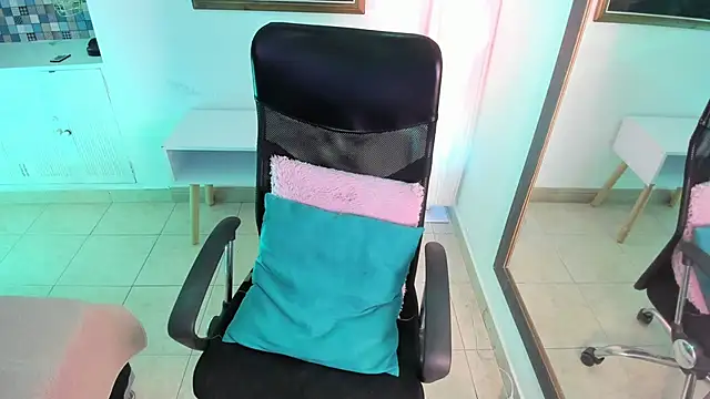 Karlagonzales  online show from December 4, 2025, 10:14 am