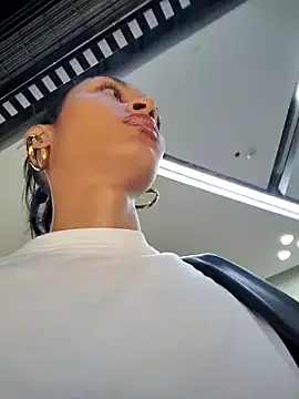 Snapshot of Leaberry chatting on February 21, 2026, 10:45 pm Leaberry online show from February 21, 2026, 10:45 pm